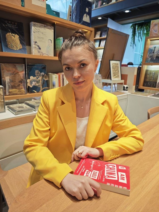 Alisa in a bookshop