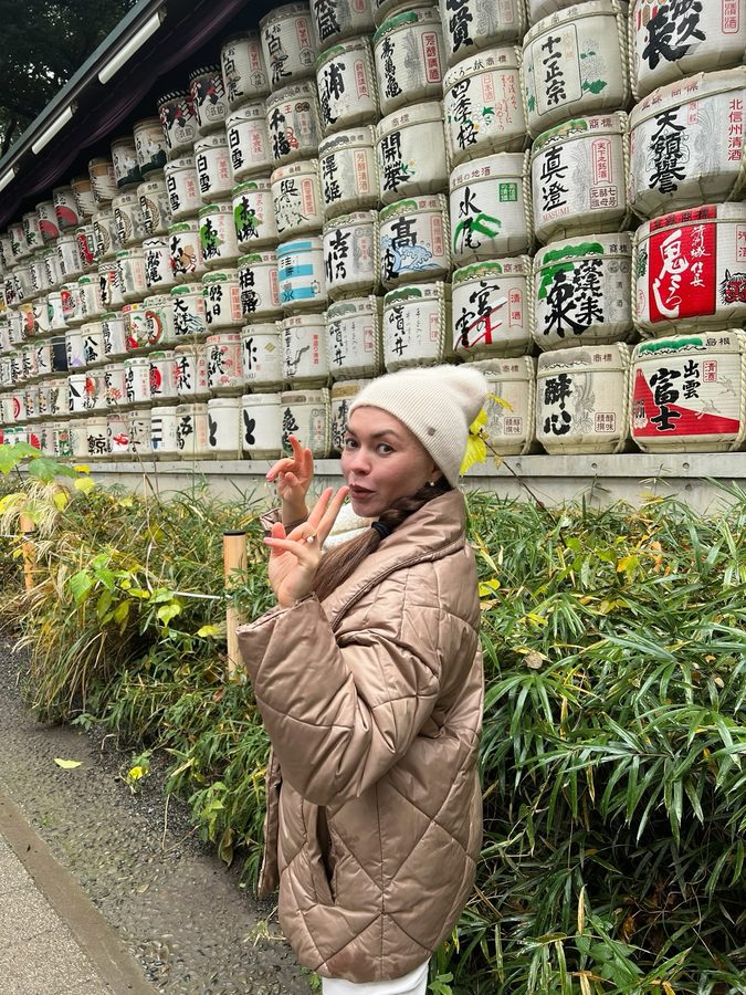 Alisa wearing a white hat, exploring a new city